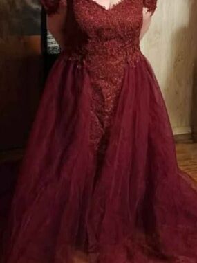 Elegant Burgundy Lace & Tulle Evening Gown